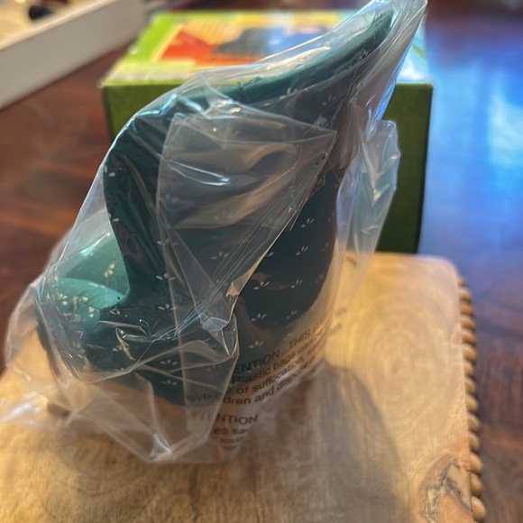 Madeline’s Old House In Paris WINGBACK CHAIR New in Box by Eden 2000 Style 33814 - Picture 3 of 11